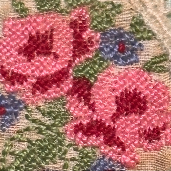 LADIES HANKIE/ Doily EMBROIDERY FLOWERS AND CROCHET Vtg Granny - Picture 8 of 11